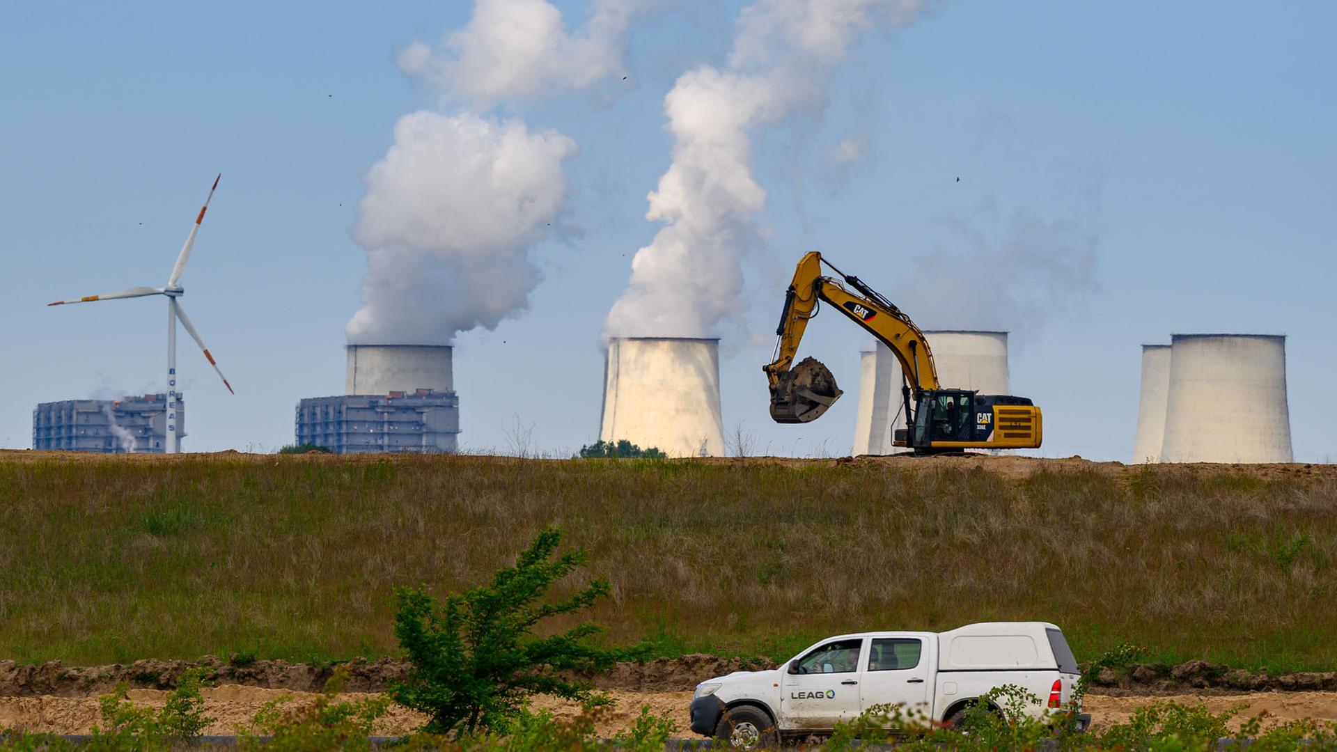 Die Kühltürme vom Braunkohlekraftwerk Jänschwalde ragen hinter dem ehemaligen Braunkohletagebau Jänschwalde der Lausitz Energie Bergbau AG (LEAG) in den Himmel. | dpa
