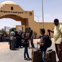 Sudanesische Flüchtlinge gelangen über den Grenzübergang von Argeen nach Ägypten, um dem Konflikt in ihrem Heimatland zu entkommen. 