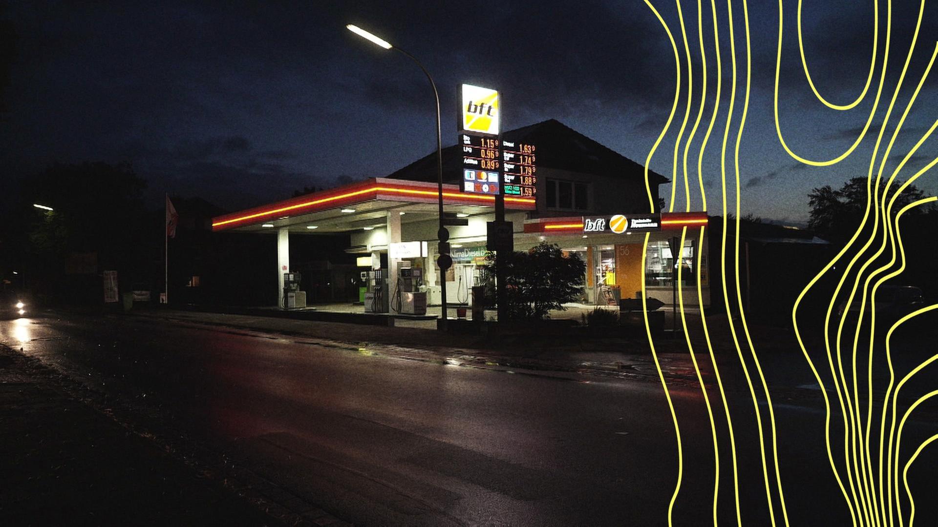 Eine beleuchtete Tankstelle bei Nacht | NDR Screenshot