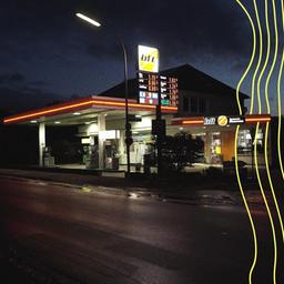 Eine beleuchtete Tankstelle bei Nacht