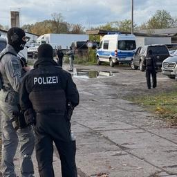 Polizisten stehen Eingang eines Geländes im Industriegebiet. Dort findet eine Razzia statt. Zoll und Polizei finden ein großes Drogenlabot. +++ dpa-Bildfunk +++