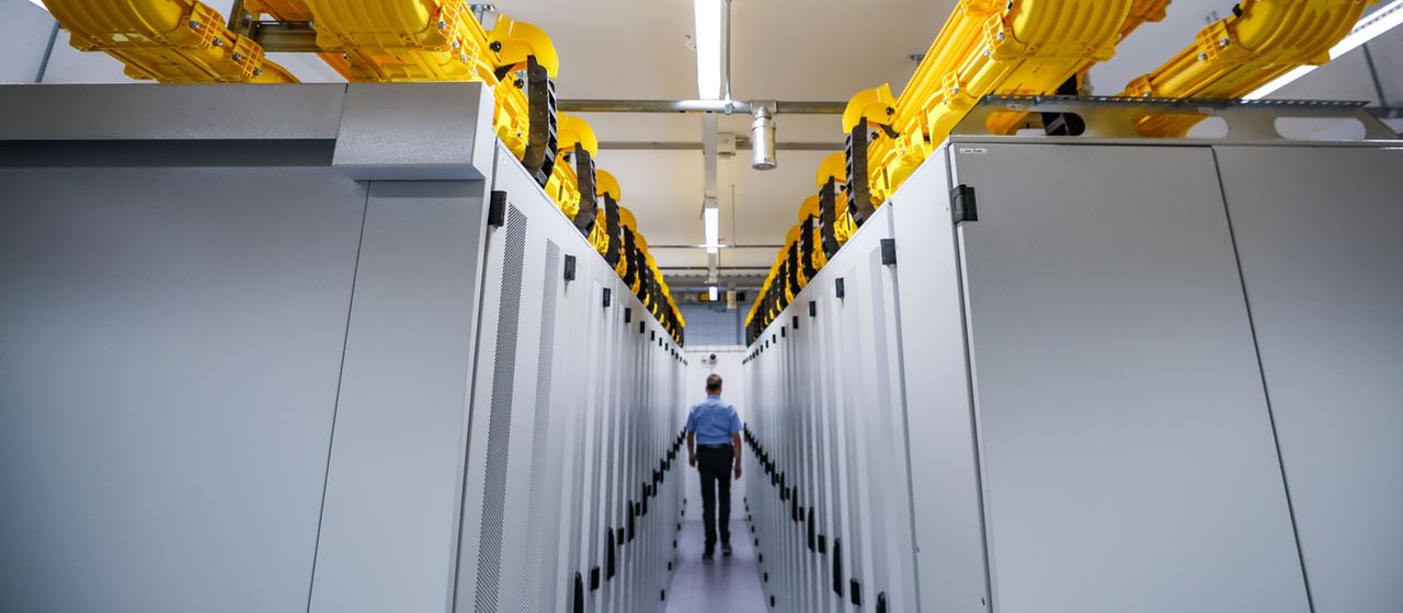 Ein Mitarbeiter überprüft Serverschränke im Rechenzentrum im Datacenter Leipzig.