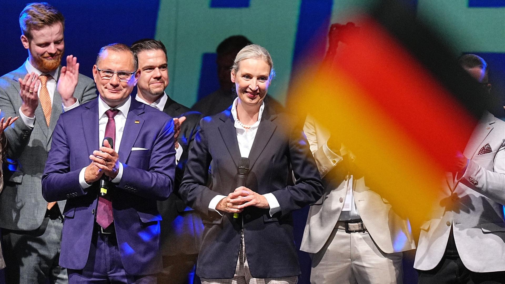 BW-Newsticker am Morgen: Sorgen in BW nach AfD-Wahlsieg in Sachsen-Anhalt, Zwei Tote bei Flugzeugabsturz, "Glücksgefühle-Festival" so politisch wie nie