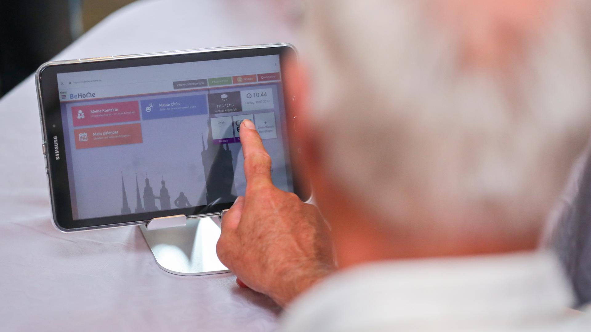 Ein Rentner spricht ber einen Videoanruf via Tablet mit seinem Hausarzt. | dpa