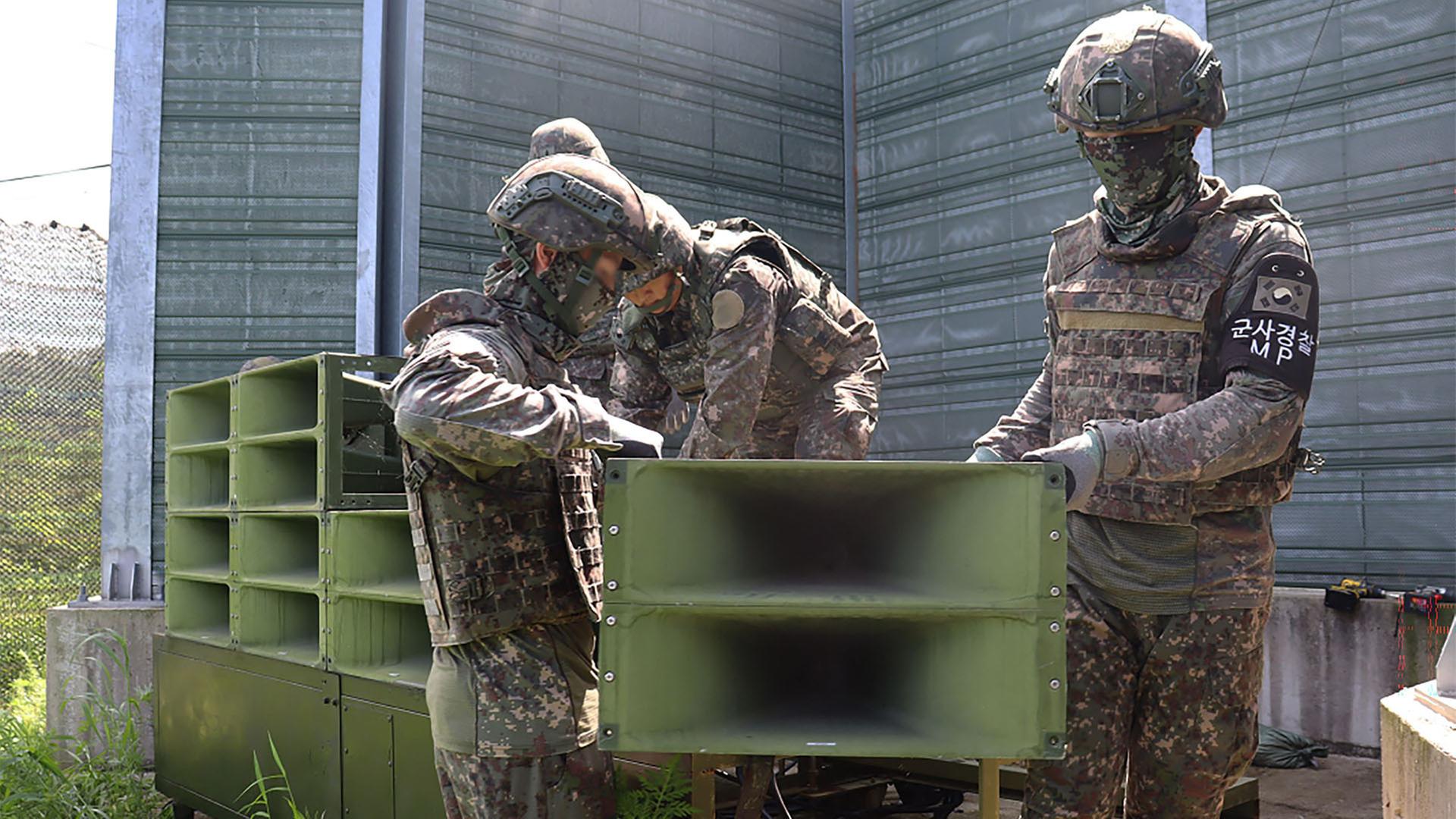 Südkoreanische Soldaten entfernen Lautsprecher in der Nähe der demilitarisierten Zone zwischen den beiden Koreas. | AFP PHOTO / SOUTH KOREAN DEFENCE MINISTRY