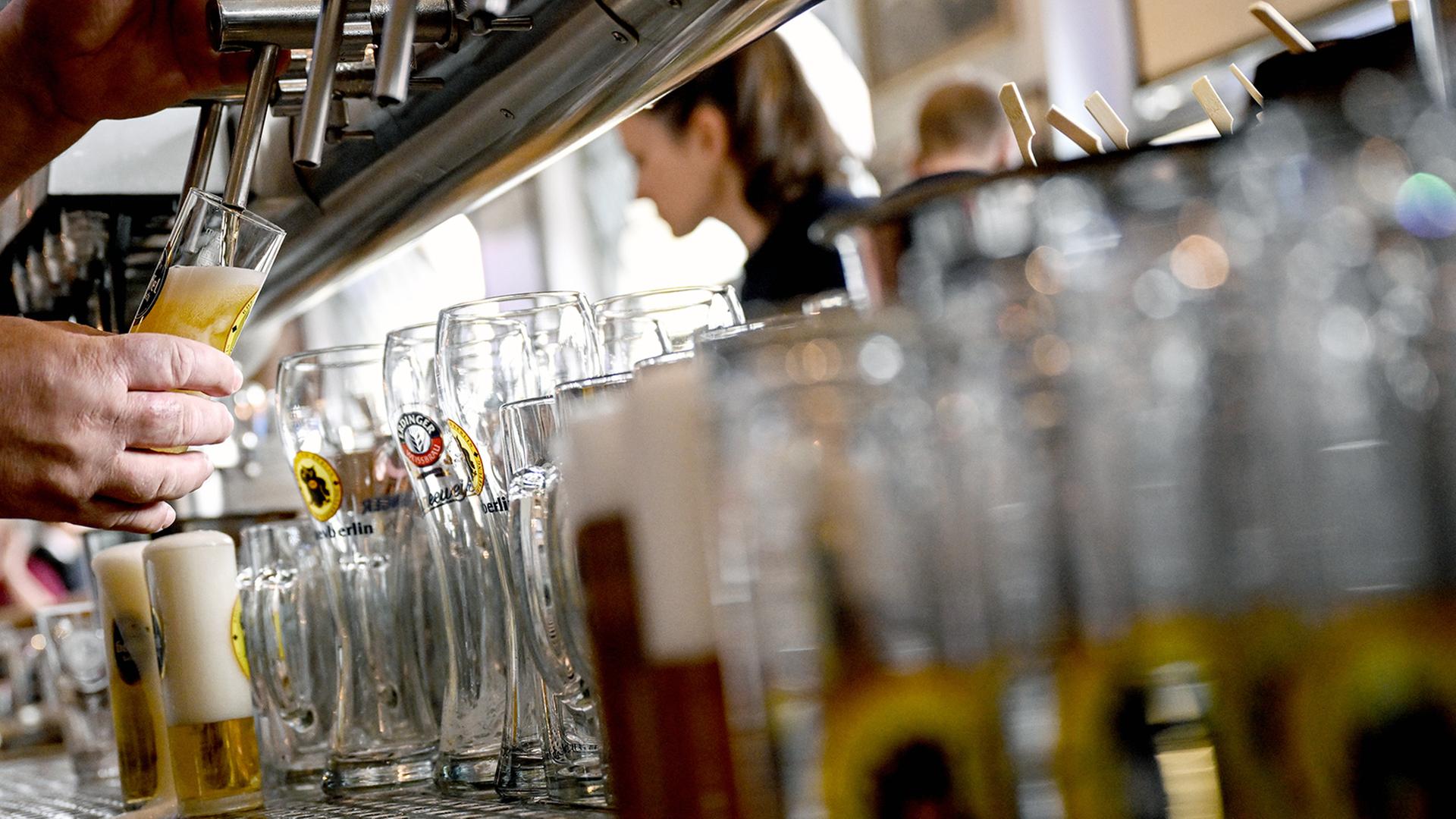 Ein Barkeeper zapft Bier. | dpa