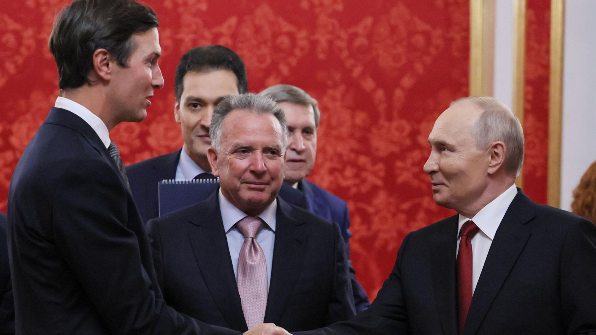 Jared Kushner und Steve Witkoff werden von Russlands Präsident Wladimir Putin im Kreml empfangen. | Mikhail Metzel/Pool Sputnik Krem
