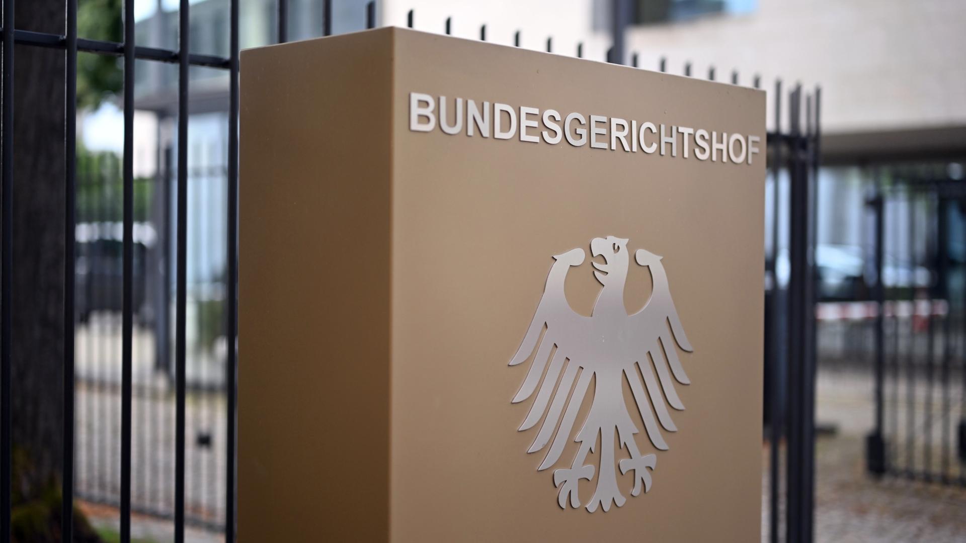 Ein Hinweisschild mit dem Schriftzug 