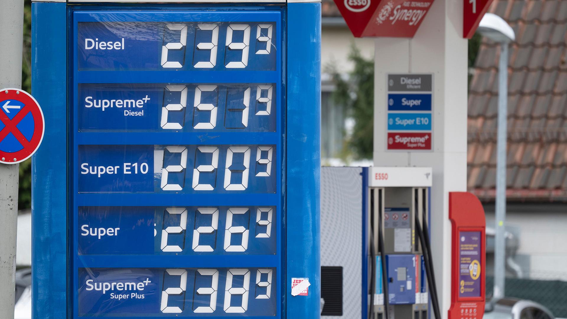 Blick auf die Anzeigetafel einer Tankstelle in Stuttgart. | Marijan Murat/dpa