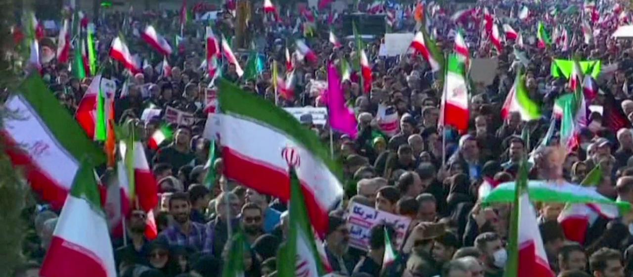 Sendungsbild einer Gegen-Demonstration der Regimes in Teheran, Iran