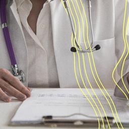 Eine Ärztin füllt in einer Arztpraxis in Hamburg eine Patientenakte aus.