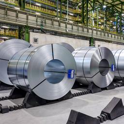 Stahlcoils in einem Stahlwerk von Thyssenkrupp.