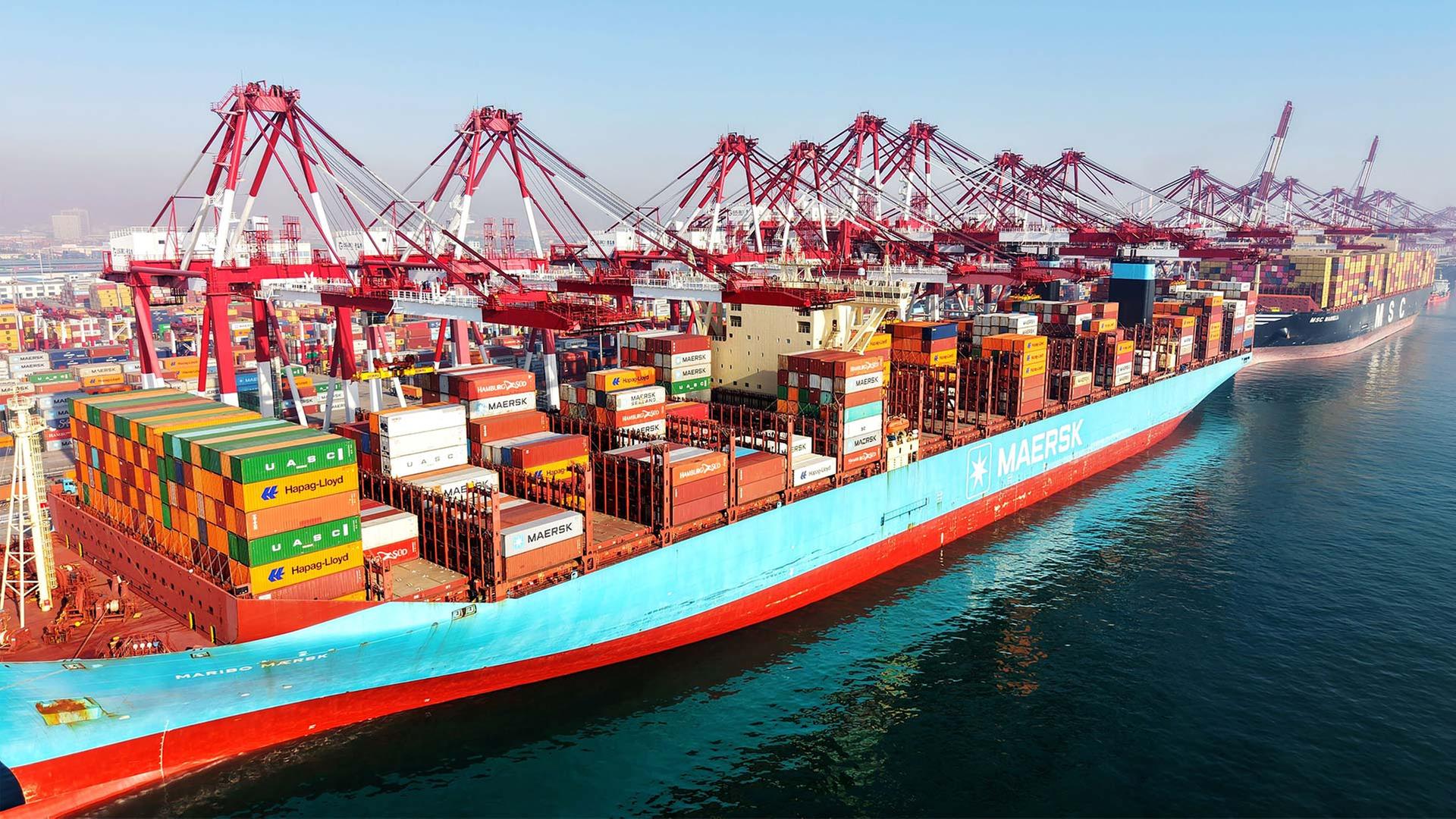 Voll beladene Containerschiffe im Hafen von Qingdao, China. | picture alliance / CFOTO