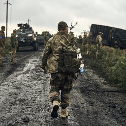 Ukrainische Soldaten stehen auf einer Landstraße in dem befreiten Gebiet in der Region Charkiw