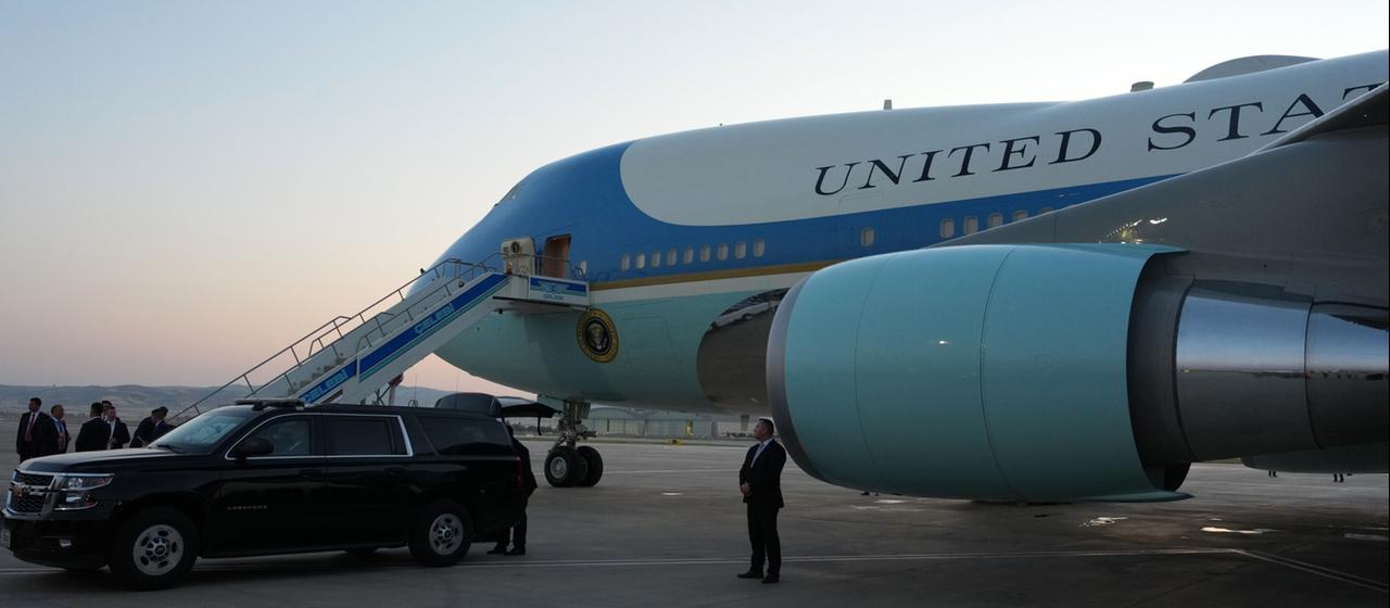 Die US-Regierungsmaschine Air Force One steht auf einem Rollfeld
