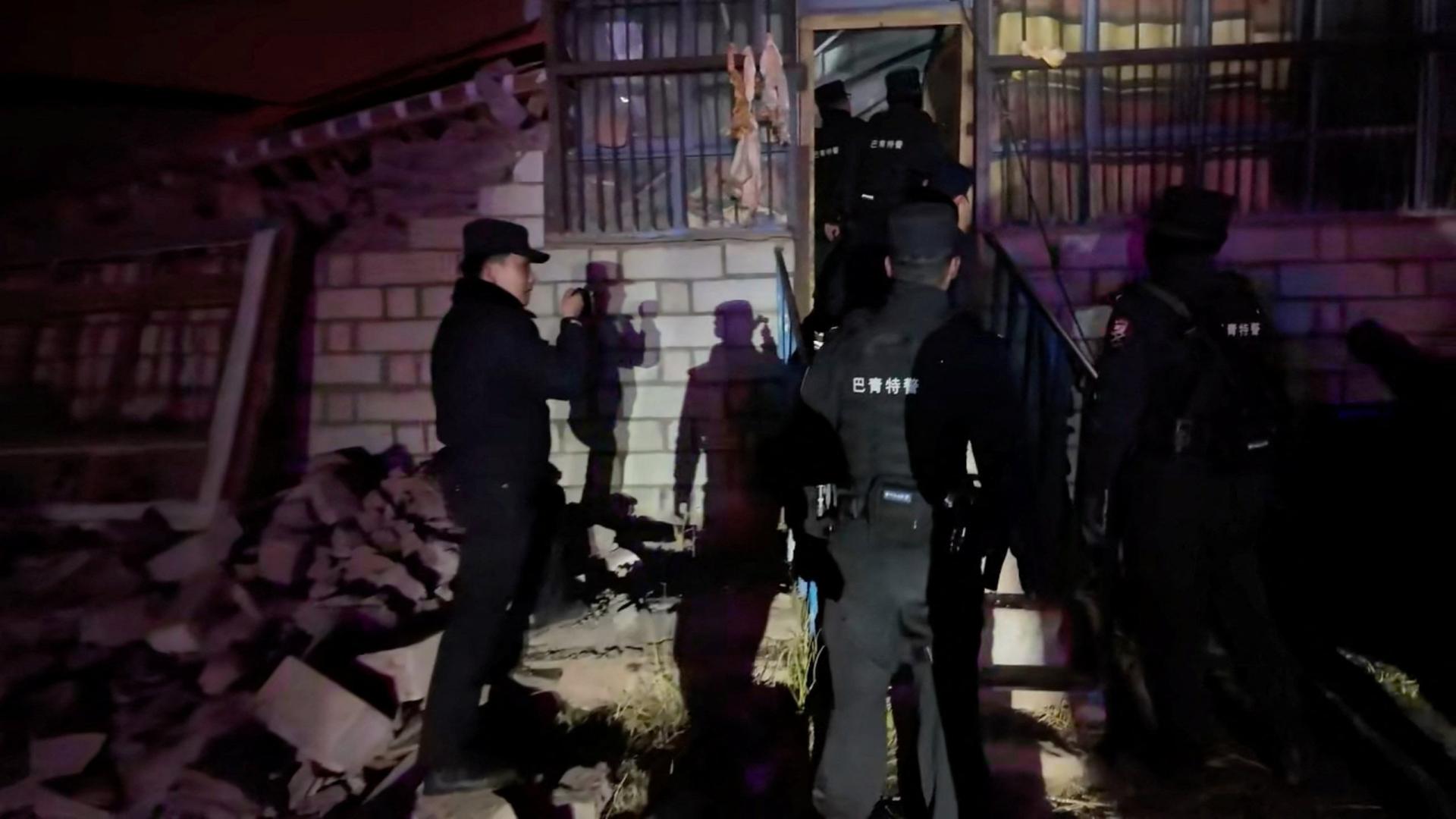 RettungskrÃ¤fte sind vor einem durch ein Erdbeben beschÃ¤digtes GebÃ¤ude in Nagqu zu sehen. | Nagqu Police Department/Handout via REUTERS