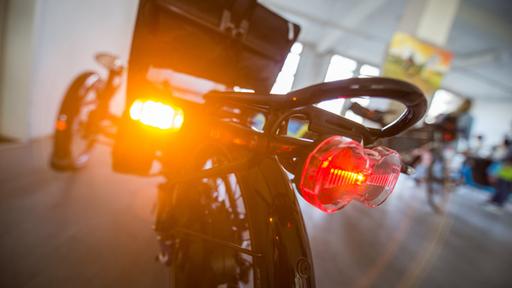 Ein Fahrradblinker an einem Liegerad (Archiv)