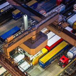 Container stehen im Umschlagbahnhof Köln Eifeltor auf Lkw und Güterzügen