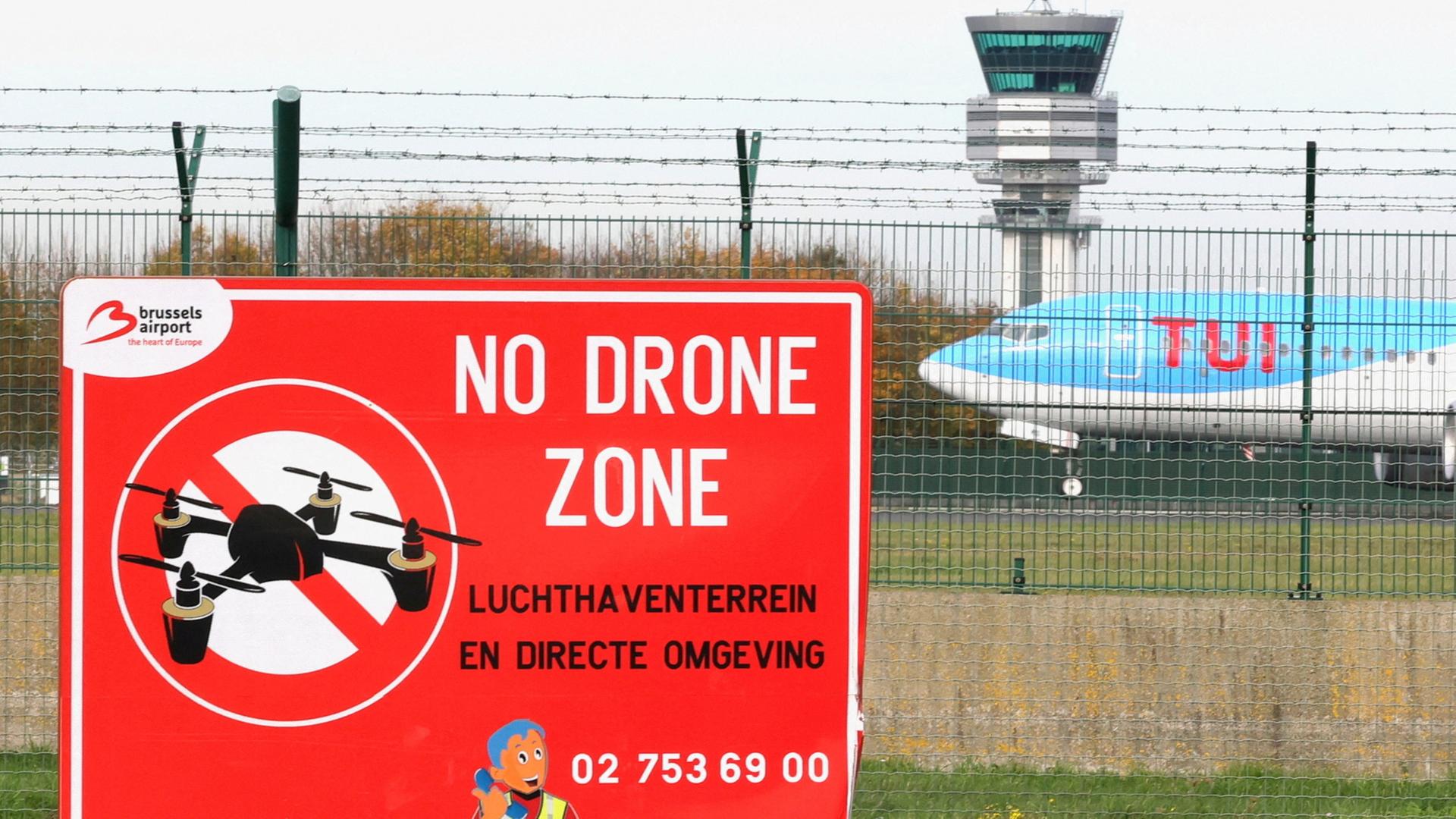 Ein Schild weist auf ein Drohnenverbot hin | REUTERS