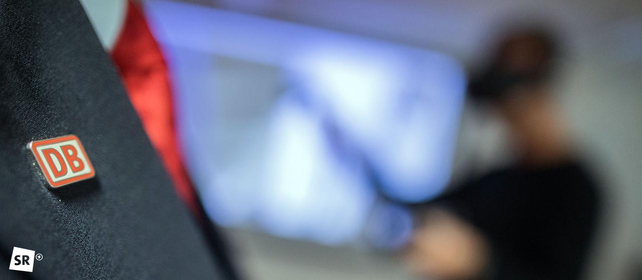 DB-Anstecker an der Uniform eines Zugbegleiters