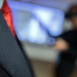 DB-Anstecker an der Uniform eines Zugbegleiters