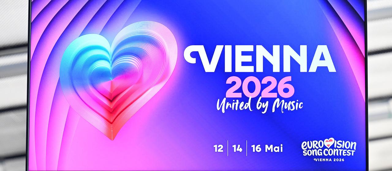 Eine große Anzeigetafel weist in der Stadthalle Wien auf den ESC 2026 hin.