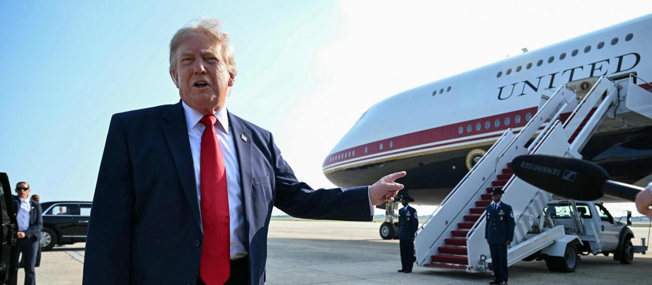 Trump vor dem ersten Flug mit der neuen Air Force One.
