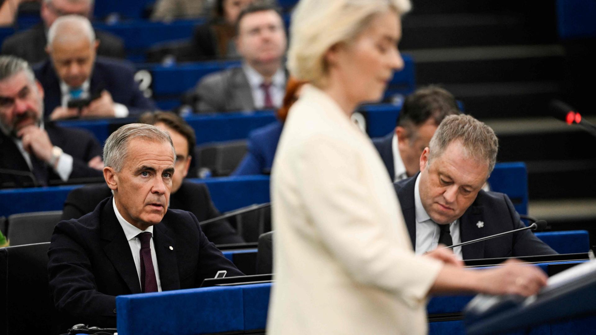 Mark Carney und Ursula von der Leyen | Jean-Christophe Verhaegen/AFP/dp