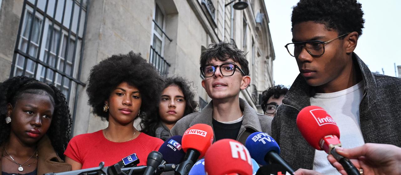 Mitgliedern der französischen Schülergewerkschaft vor Mikrofonen