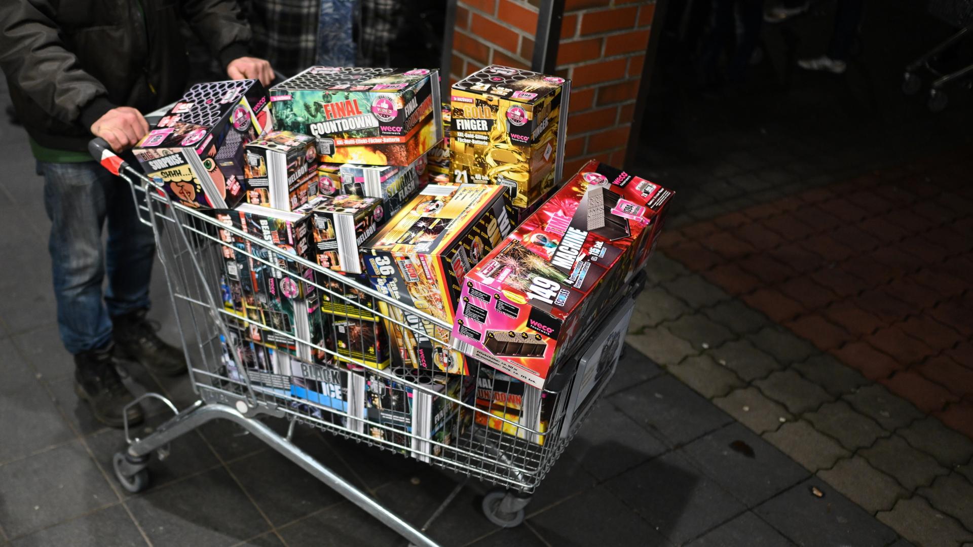 Verkauf von Silvester-Feuerwerk (Archivbild) | dpa