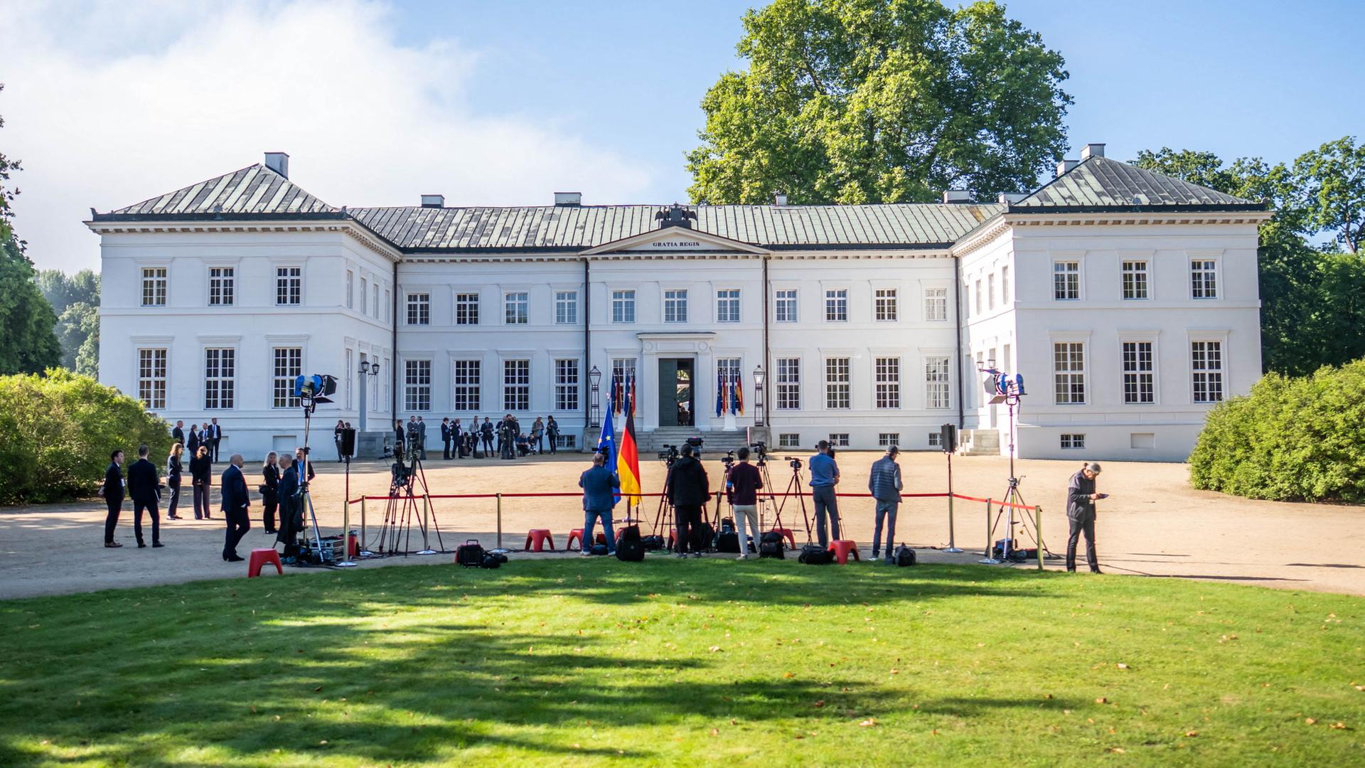 Das Schloss Neuhardenberg - der Tagungsort der Bundesregierung | Michael Kappeler/dpa