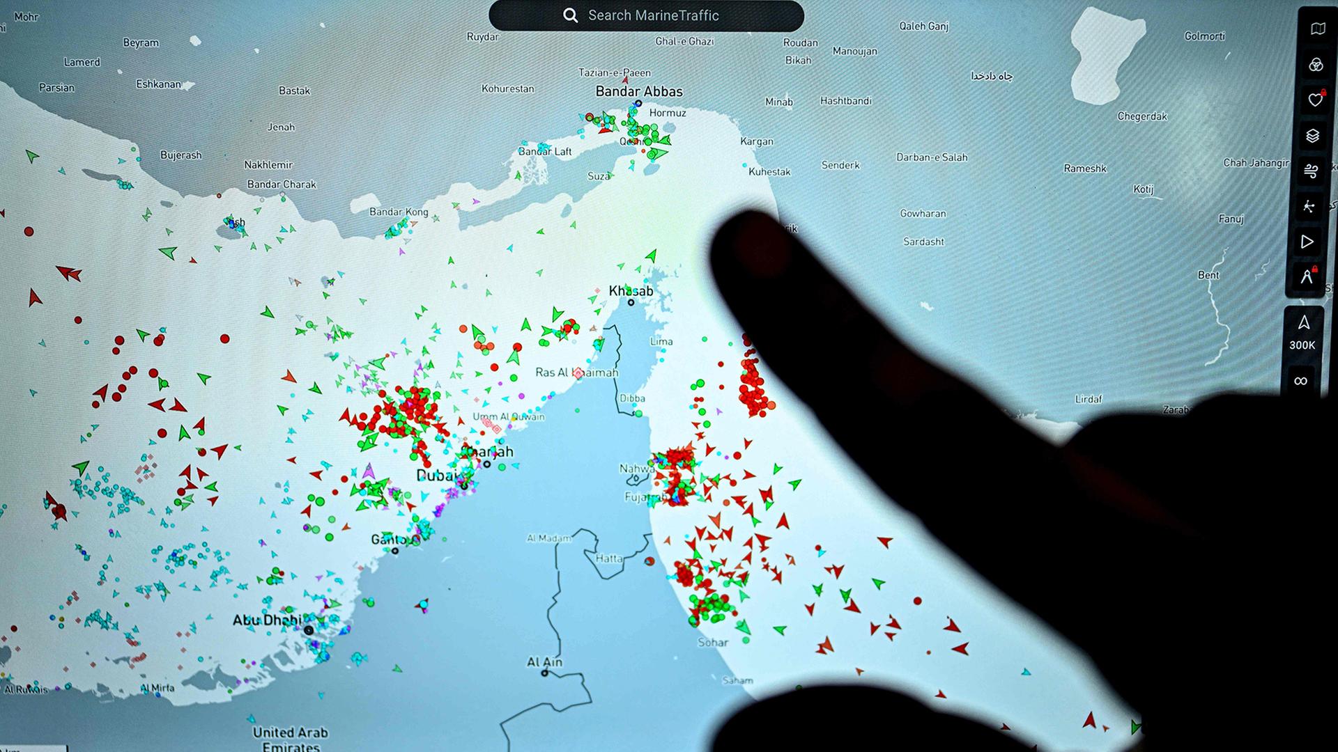Eine Person zeigt auf eine Seite der Website Marinetraffic. | JULIEN DE ROSA / AFP