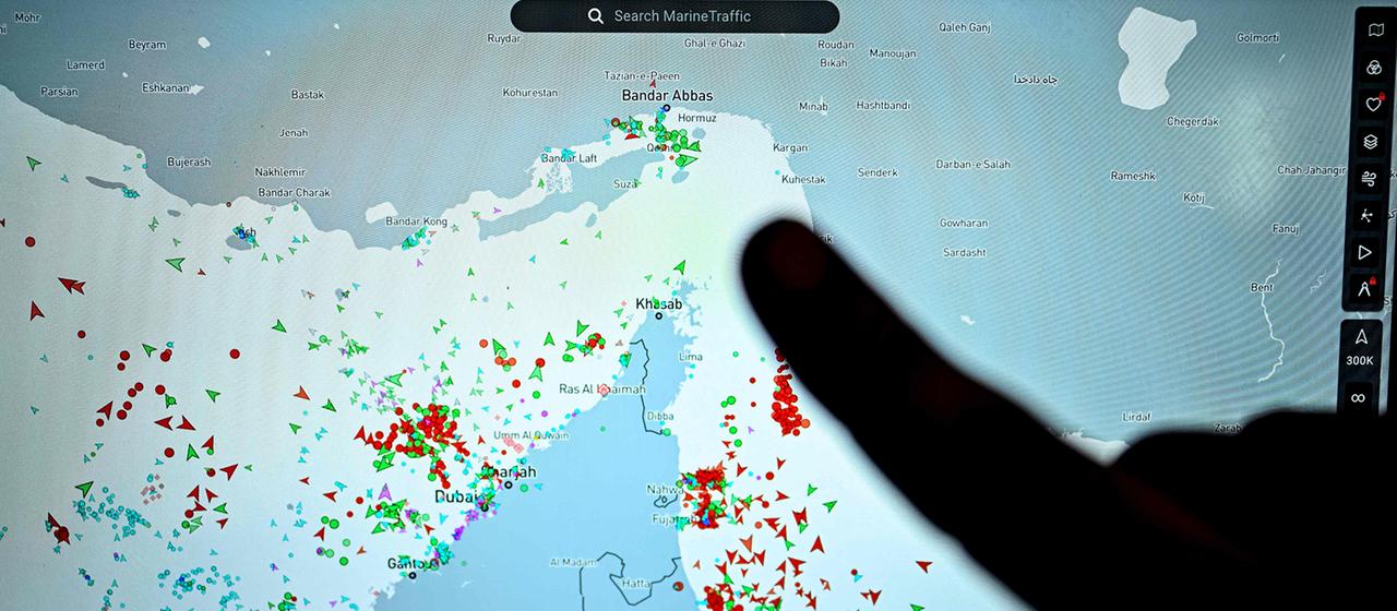 Eine Person zeigt auf eine Seite der Website Marinetraffic.