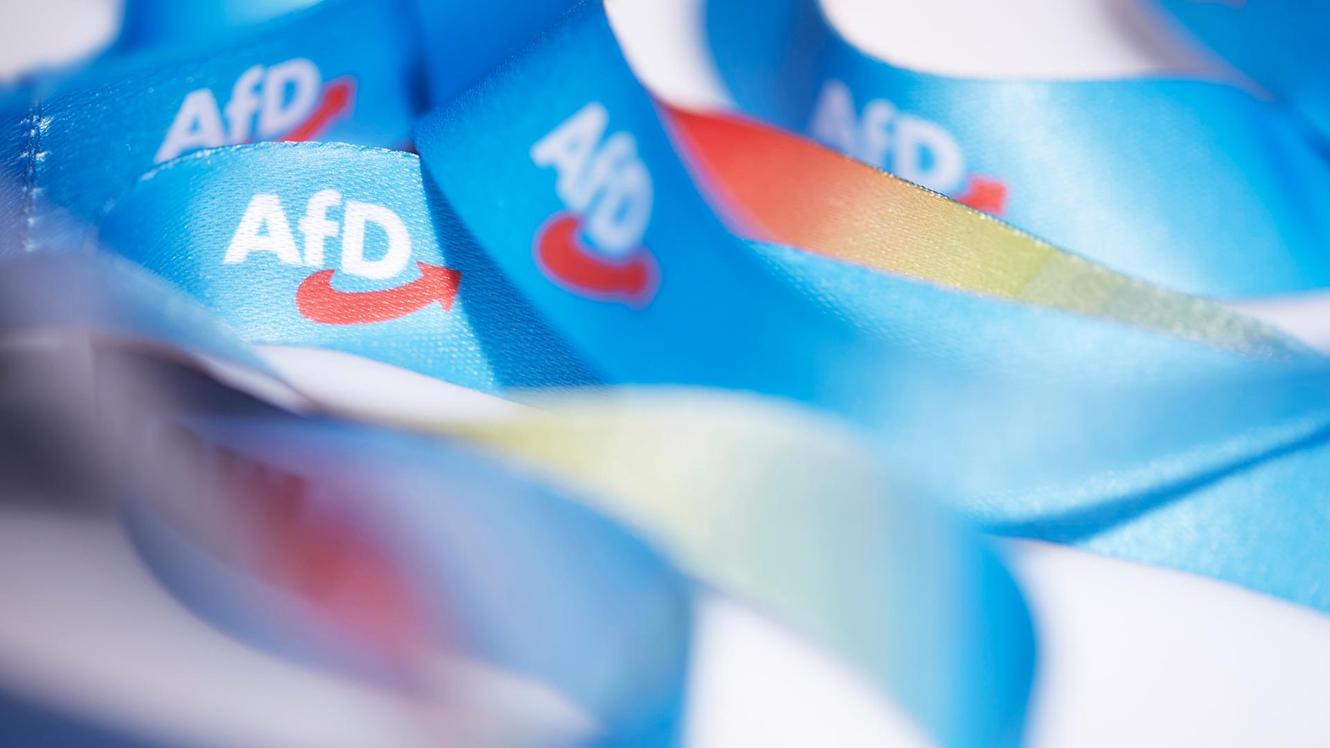 Das AfD-Logo ist auf Bändern zu sehen. | ARD-aktuell/Manuela Korinth