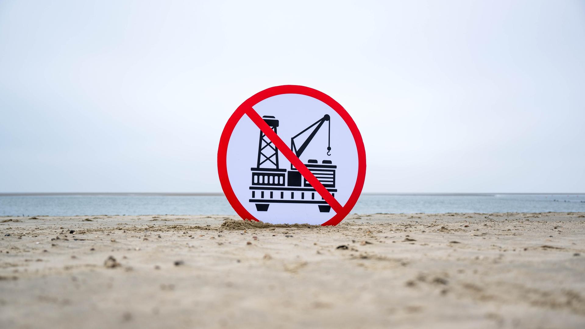 Blick auf Plakat gegen die geplante Erdgasförderung vor Borkum | dpa