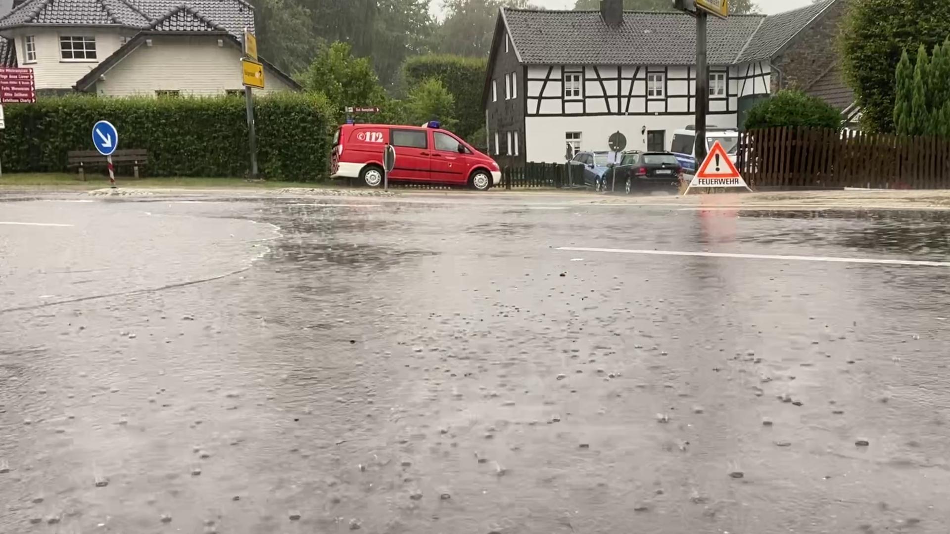 Heftiger Starkregen über dem Hohen Venn und Monschau