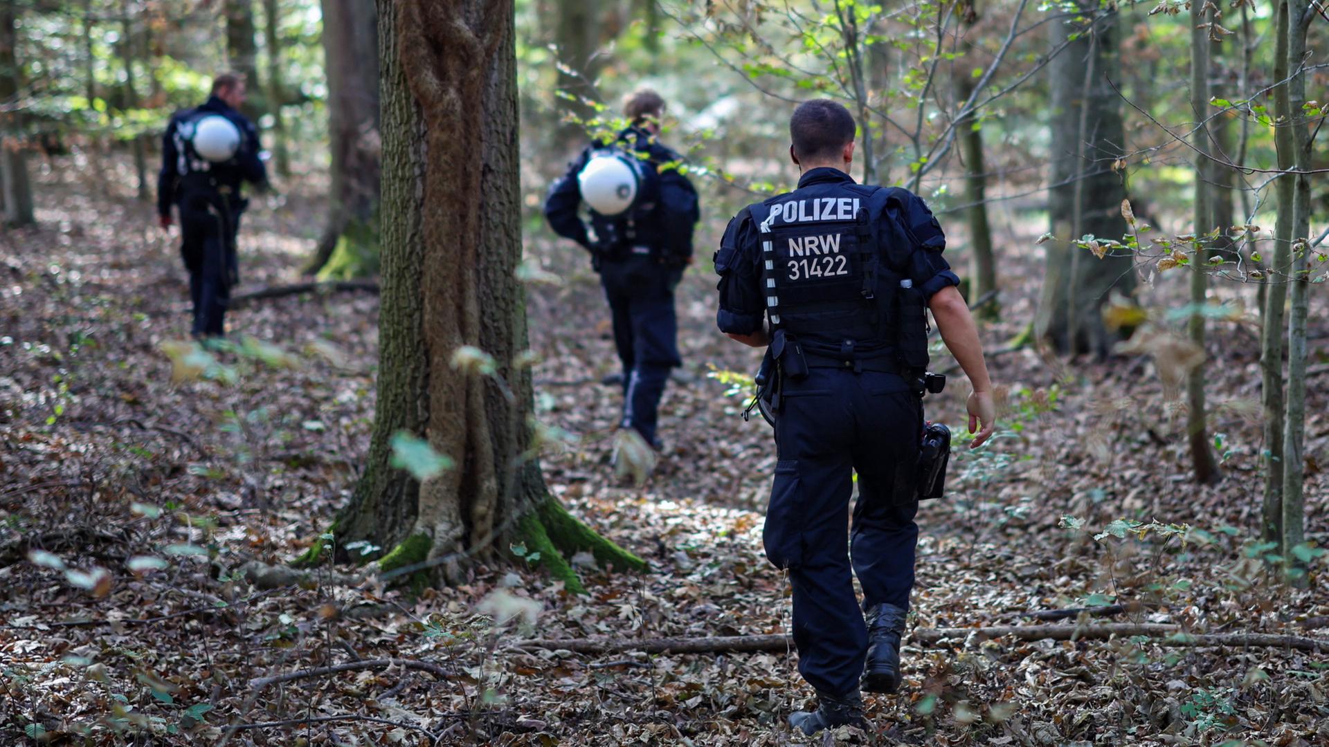 Polizisten suchen in Hambach nach einem mutmaßlichen Saboteur. | Christoph Reichwein/dpa