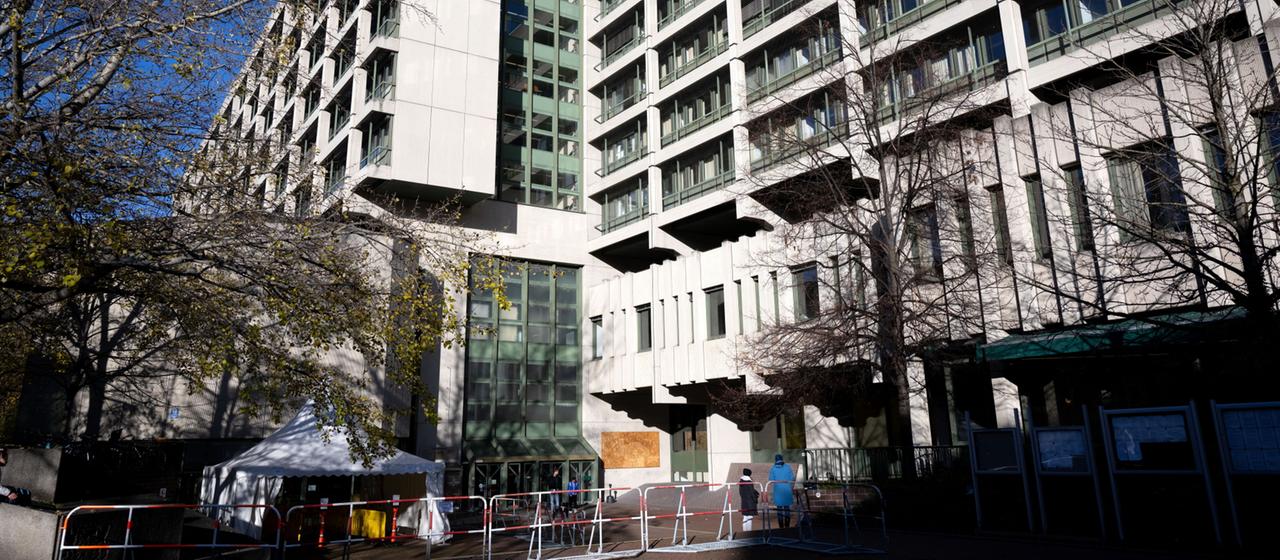 Blick auf das Gerichtsgebäude für das Amtsgericht, das Landgericht I und II, das Oberlandesgericht und die Staatsanwaltschaft in der Nymphenburger Straße.