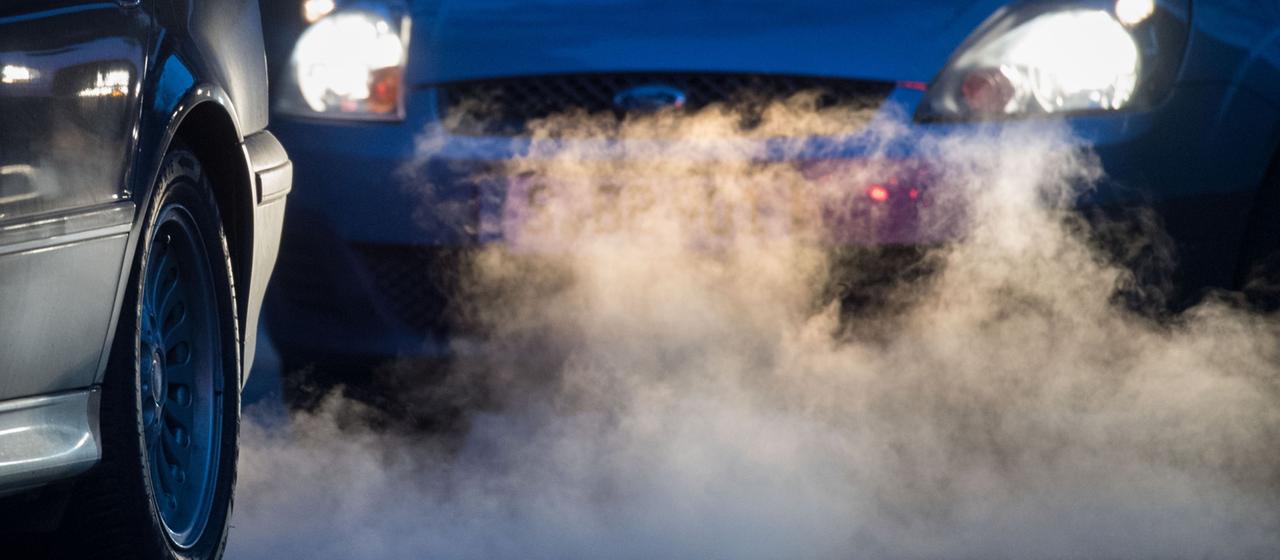 Abgase kommen aus dem Auspuff eines Autos