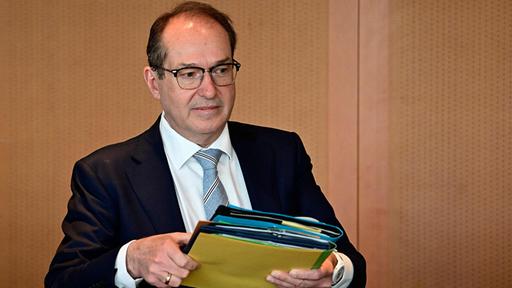 Dobrindt plant 3,5 Milliarden Euro mehr für Beamte