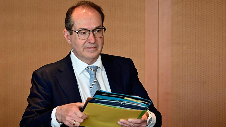 Dobrindt plant 3,5 Milliarden Euro mehr für Beamte