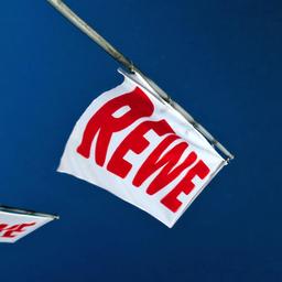 Flaggen mit dem Rewe-Schriftzug