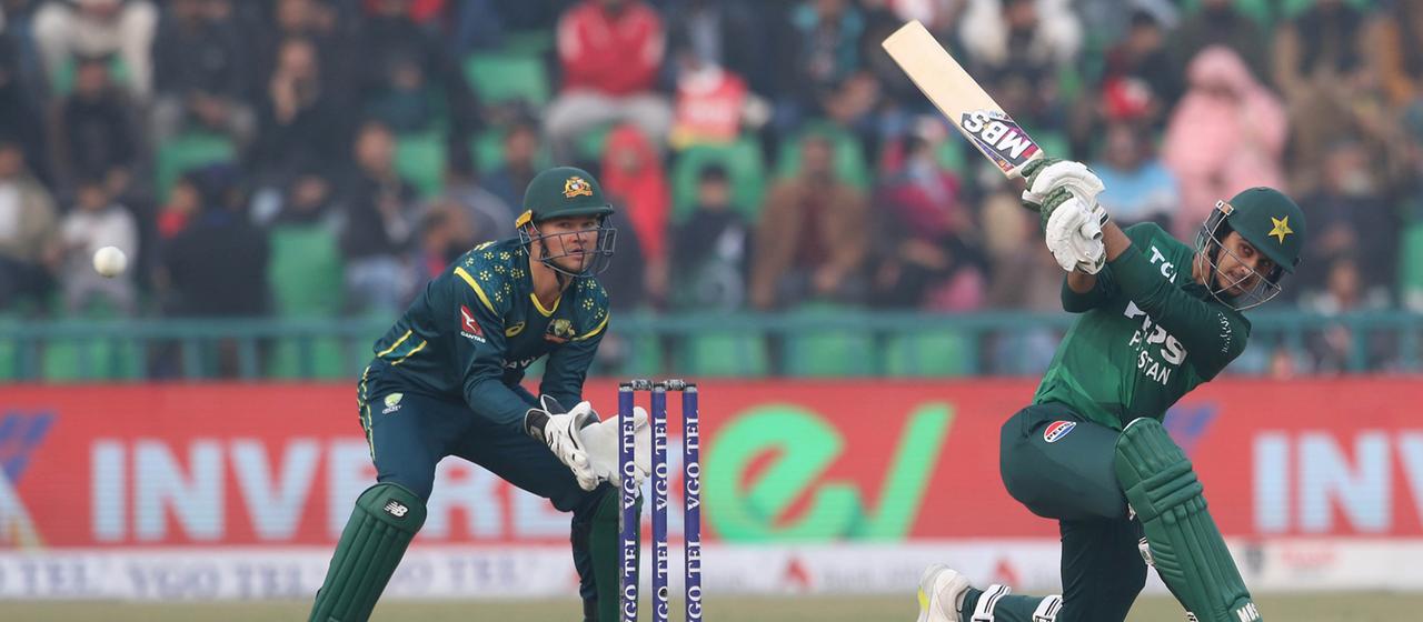 Saim Ayub schlägt einen Ball während eines Twenty20-Cricket-Länderspiels in Lahore, Pakistan.