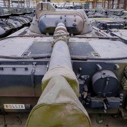 Panzer des Typs "Leopard 1" stehen in einer Halle des belgischen Unternehmens OIP Land Systems.
