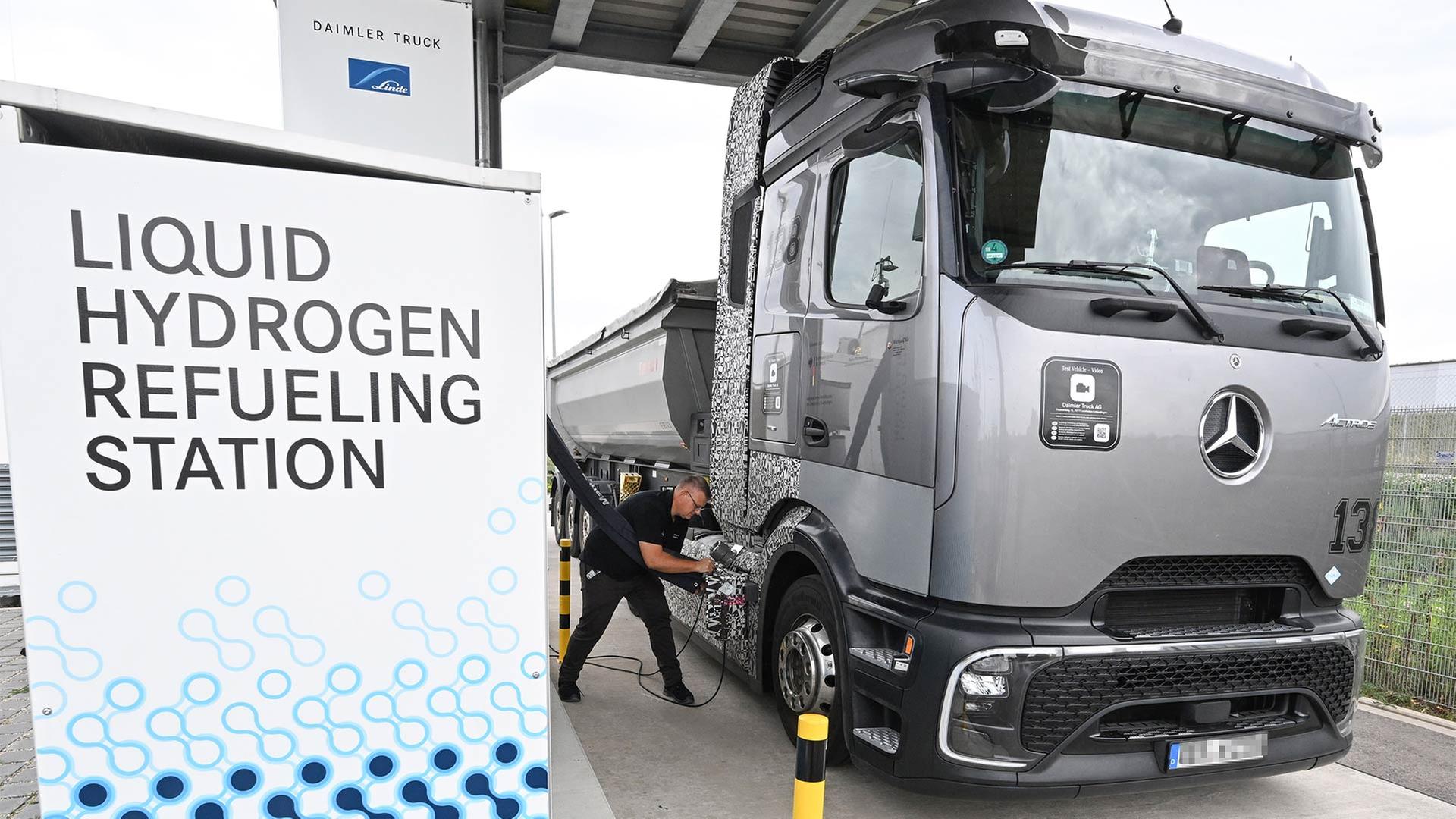 Ein mit Wasserstoff betriebener Entwicklungs-LKW von Daimler Truck. | picture alliance/dpa