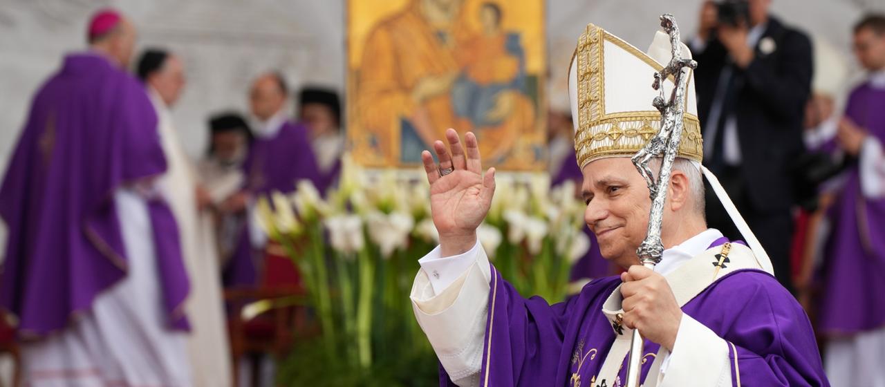 Papst Leo hebt bei einer Messe in Beirut die Hand zum Gruß