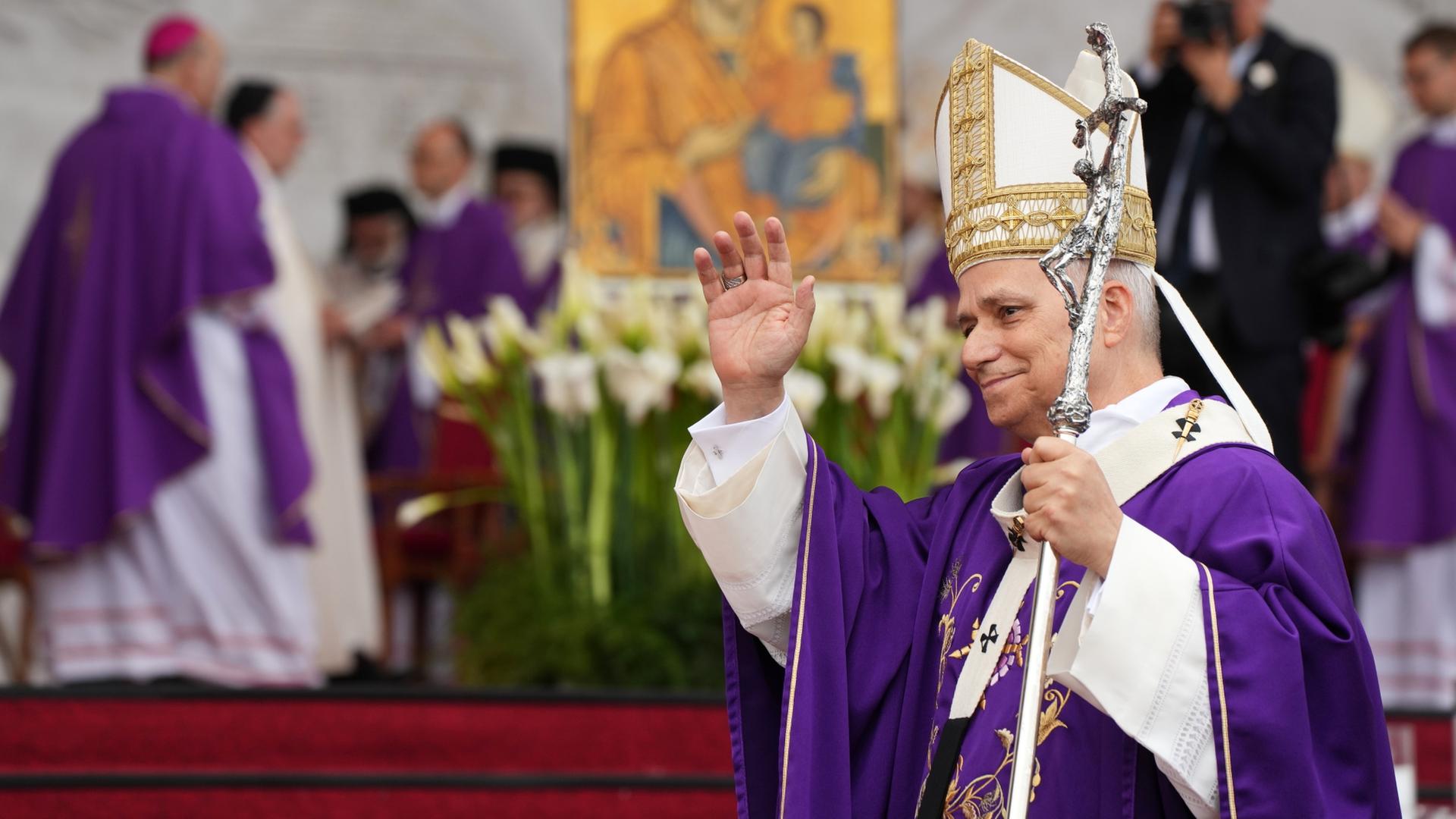 Papst Leo hebt bei einer Messe in Beirut die Hand zum Gruß | dpa