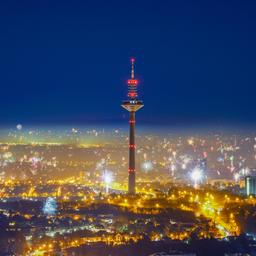 Panoramablick auf Frankfurt mit dem "Ginnheimer Spargel" während des Silvesterfeuerwerks.