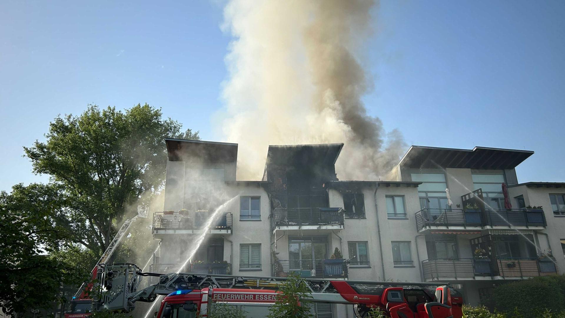 Großeinsatz der Feuerwehr: Wohnanlage in Essen durch Feuer zerstört