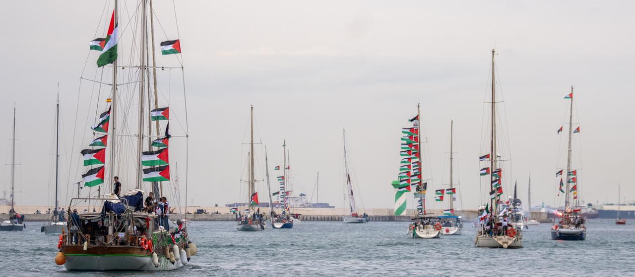 Mehrere Segelschiffe mit palästinensischen Flaggen an den Masten